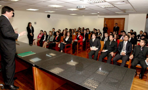 Camilo Torres, juez penal de la Adolescencia de Lambaré, informó sobre el sistema penal y las medidas que reciben los infractores.