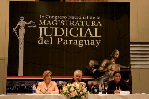 La ministra Gladys Bareiro de Módica, el presidente de la Corte Suprema, Víctor Nuñez, y la directora de Asuntos Internacionales, Mónica Paredes.