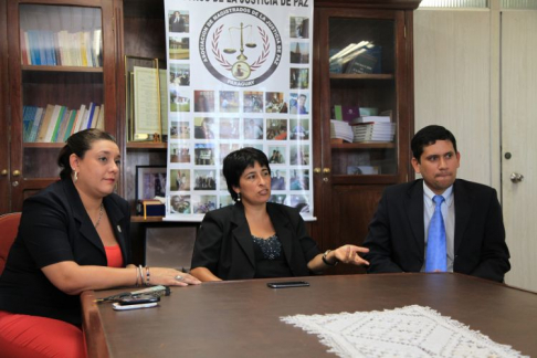Representantes de la Asociación de Magistrados de la Justicia de Paz, encabezados por la jueza de Paz de San Cristóbal, Alto Paraná, abogada Liliana de Bristot (centro).