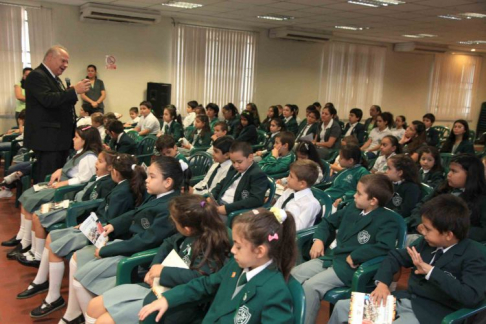 El ministro de la Corte Luis María Benítez Riera dirigiéndose a los alumnos.