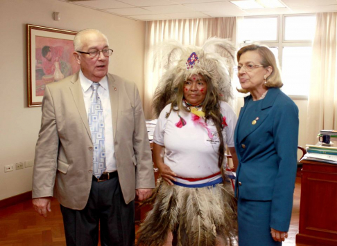 La presidenta de la Corte, Alicia Pucheta de Correa, y el ministro Óscar Bajac recibieron a la facilitadora.