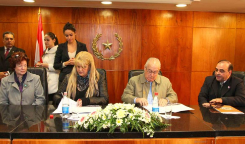 Ministro Oscar Bajac y la presidenta de la Cooperativa Universitaria, Marta Sosa durante la firma de convenio