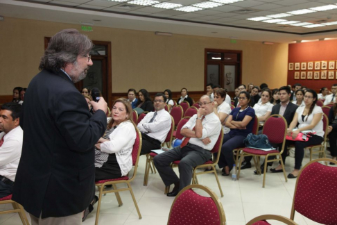 El Dr. Arnaldo Martínez, camarista del Tribunal de Apelación del Fuero Civil y Comercial, se encargó de la presentación del Protocolo de Atención de las Personas con Discapacidad Psicosocial.