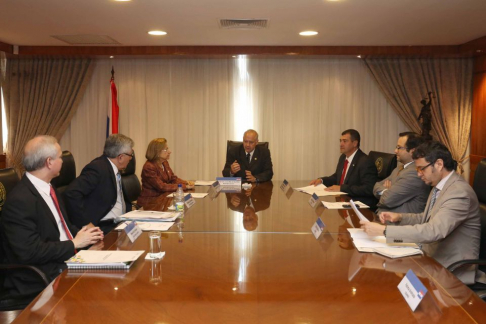 El ministro Luis María Benítez Riera y la ministra Alicia Pucheta de Correa, en la entrega del documento.