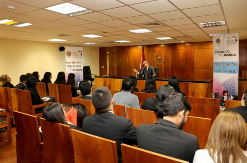 Estudiantes de Derecho de Caacupé visitaron el Palacio de Justicia