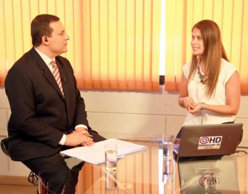 La abogada Andrea Arriola conversa con el conductor de "Paraguay Noticias", Omar Bogado.