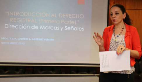 La disertación estuvo a cargo de la Abg. y N.P. Lourdes E. González Pereira, directora de la Dirección General de los Registros Públicos