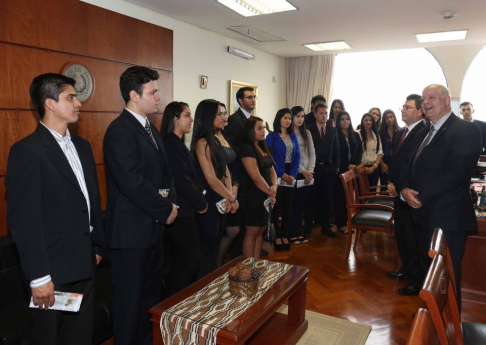 El ministro de la Corte Luis María Benítez Riera recibió en su despacho a los alumnos de la Universidad Católica.
