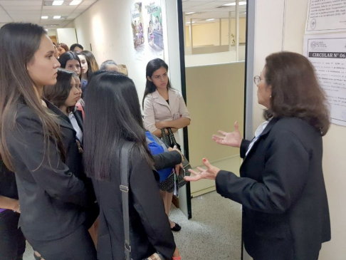 La licenciada María Victoria Cardozo dio la bienvenida a los alumnos 