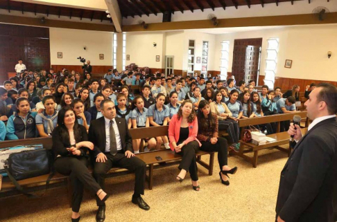 El juez de Paz Miguel Brítez dialogó con los jóvenes sobre la competencia de su jurisdicción.