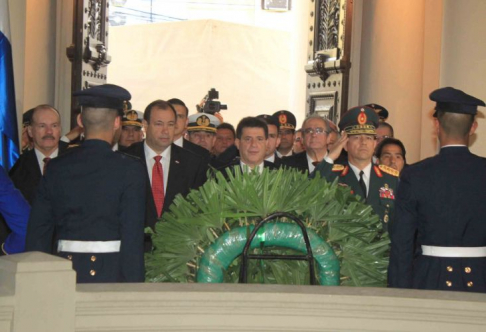 El presidente de la Corte Suprema de Justicia, doctor José Raúl Torres Kirmser, participó de la entrega de corona de laureles en conmemoración al 79º aniversario del protocolo de la Paz del Chaco.
