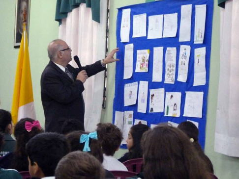 El ministro Benítez Riera compartiendo los mensajes realizados por los alumnos de la institución.