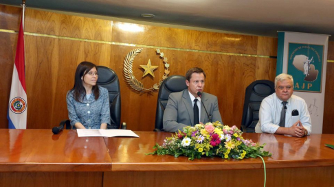 Carla Taboada, miembro de la comisión directiva de la AJP; Dr. Alberto Martínez Simón, vicepresidente de la AJP, y el disertante, Dr. Raúl Gómez Frutos.