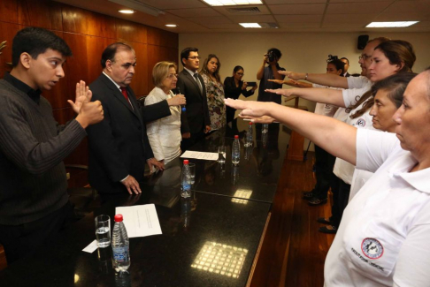La ministra Alicia Pucheta tomó juramento a los seis nuevos facilitadores don deficiencias auditivas