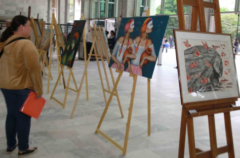 Una muestra pictórica con obras de reconocidos artísticas plásticos nacionales, la cual estará disponible hasta el 16 de mayo.