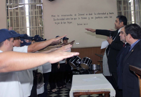 El juez de Paz de Santísima Trinidad, Alejandro Peña, tomó juramento a los nuevos facilitadores.