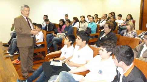 El defensor público Carlos Flores hablando a los estudiantes de Presidente Franco sobre el Código de la Niñez.