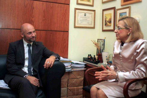 El magistrado Stephane Le Tallec conversando con la ministra Alicia Pucheta de Correa.