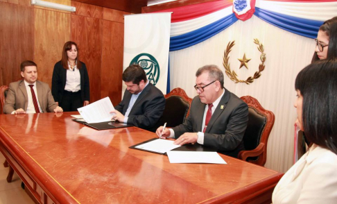 En la  firma del acuerdo la Asociación de Jueces estuvo representada por el doctor Delio Vera Navarro y Vivian López Núñez, coordinadora académica.