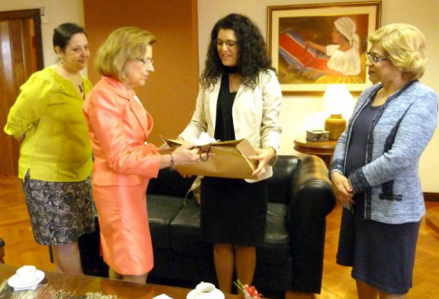 Momento en que las ministras de la Corte Suprema de Justicia, doctoras Alicia Pucheta de Correa y Gladys Bareiro de Módica, entregan un obsequio artesanal a la profesora Ana Carretero.