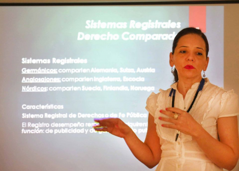 La directora general de los Registros Públicos, Lourdes González Pereira, impartiendo la charla.