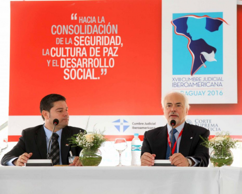 El secretario ejecutivo de la Comisión de Ética, Luis Lozano, durante la conferencia, acompañado por el coordinador general de Prensa, Luis Giménez.