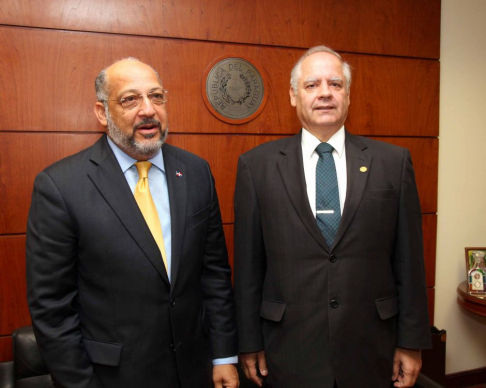 Momento del encuentro entre el ministro de la Corte doctor Luis María Benítez Riera y el embajador de la República Dominicana, Marino Berigüete.
