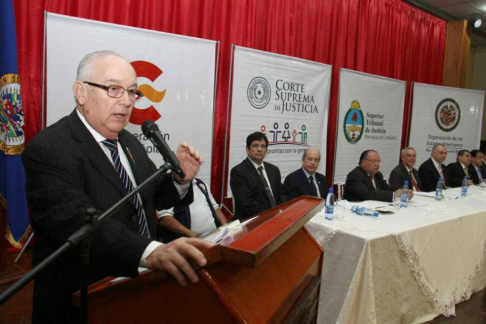 El ministro doctor Miguel Óscar Bajac, presidiendo el Primer Encuentro Binacional de Facilitadores Judiciales de Argentina y Paraguay.