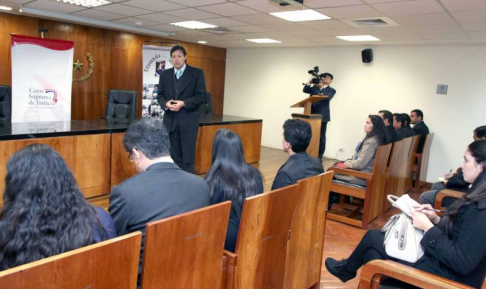 Juez Hugo Garcete, explicando a los estudiantes los procedimientos que se realizan en la Jurisdicción Civil.