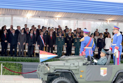 Momento en que el comandante Durañona se dirige al Presidente de la República, Horacio Cartes, para la apertura del desfile.