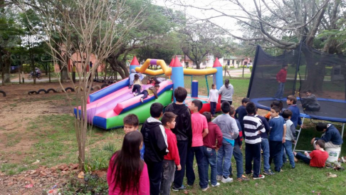 Los niños y las niñas de la Escuela N° 875 disfrutaron de varios juegos.
