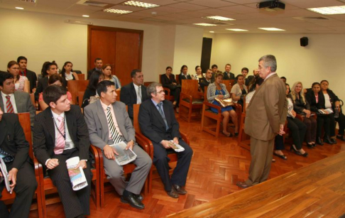 La charla estuvo dirigida por el defensor público Carlos Flores, con quien los universitarios debatieron sobre varios aspectos de litigación.