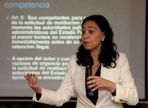 La doctora María Eugenia Giménez, miembro del Tribunal de Apelación de la Niñez y Adolescencia, habló sobre la restitución internacional de menores.