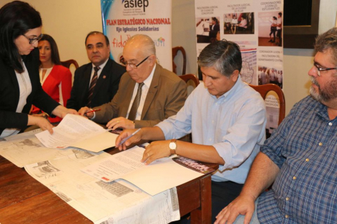 El ministro Dr. Miguel Óscar Bajac y otras autoridades firman el memorando.