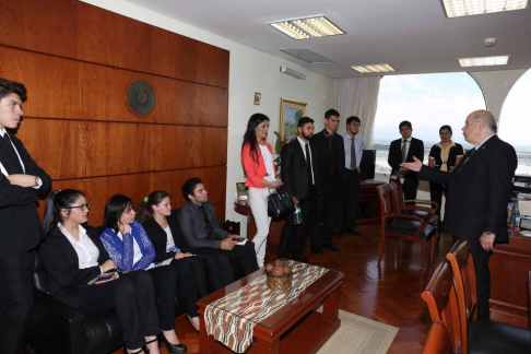 Los alumnos de la Universidad Católica de Encarnación fueron recibidos por el ministro de la Corte doctor Luis María Benítez Riera.