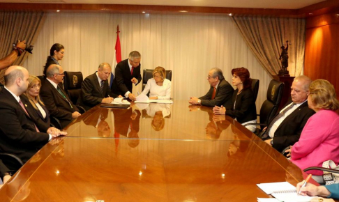 La presidenta de la Corte Suprema de Justicia, Alicia Pucheta, y el intendente de Asunción, Mario Ferreiro, firman el Convenio de Cooperación Interistitucional.