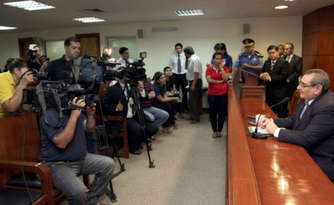 El presidente electo de la Corte, Antonio Fretes, durante una conferencia de prensa con los periodistas que cubren el área judicial.
