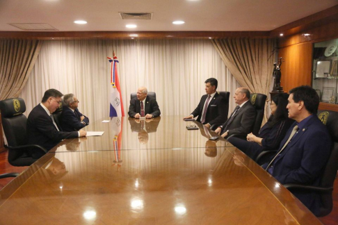 Presidente y Ministros de la CSJ recibieron a magistrado internacional.