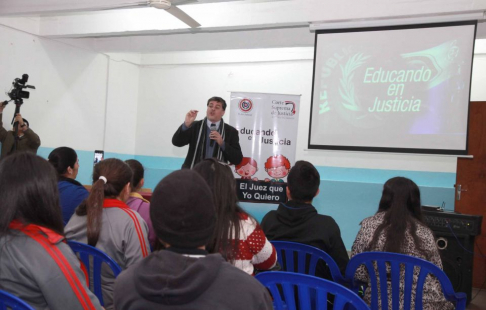 El juez Penal de la Adolescencia Camilo Torres abrió un debate sobre el bullying con los estudiantes