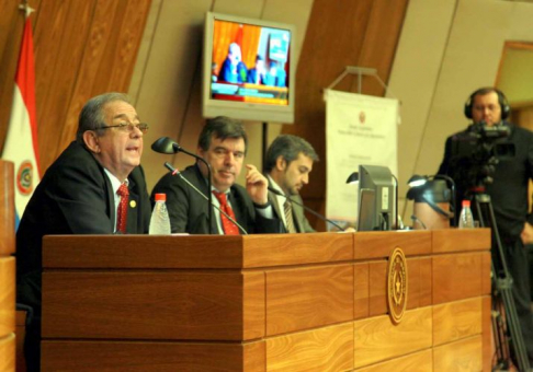 Momento en que el presidente de la Corte, José Raúl Torres Kirmser, defiende el presupuesto del Poder Judicial ante parlamentarios.