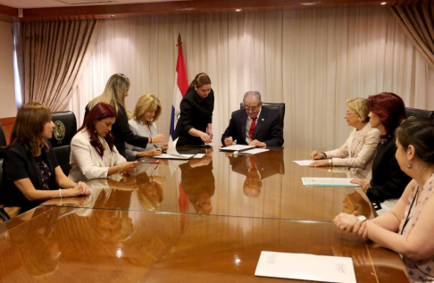El presidente de la Corte Suprema de Justicia, Raúl Torres Kirmser, firma el acuerdo de cooperación.