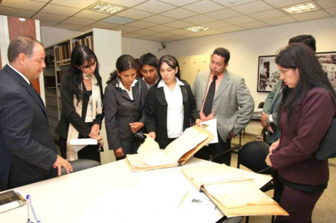 El licenciado Santiago Beítez Riera con los alumnos durante la exposición de los documentos de la época dictatorial de Stroessner.