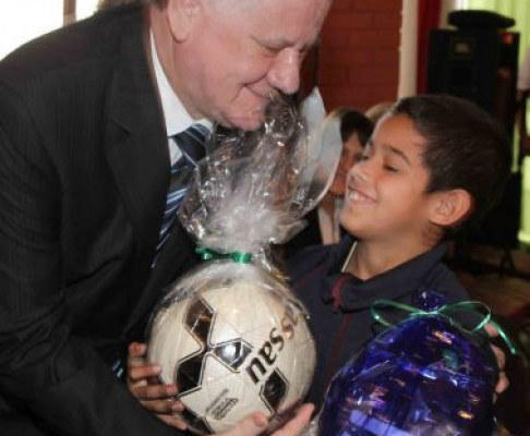 El presidente de la Corte Suprema de Justicia, doctor Víctor Núñez entregando regalos a uno de los niños