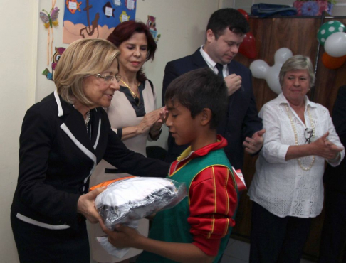 La presidenta de la Corte, Alicia Pucheta, entregando obsequios a los niños lustradores de calzados.