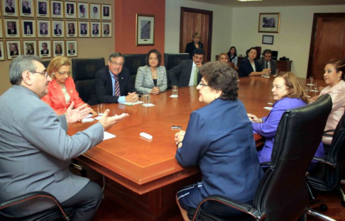 Momento de la reunión entre el titular de la Corte, Antonio Fretes, la ministra Alicia Pucheta de Correa y los miembros de la Asociación Interamericana de Defensorías Públicas.