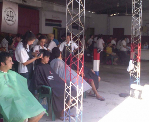 La Dirección de Supervisión de Penitenciarías de la Corte organizó una jornada de cortes gratuitos de cabello en Tacumbú.