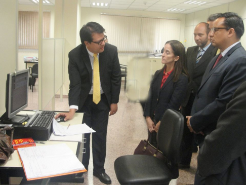 Representante del PNUD visita sede judicial de Villarrica.