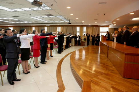Magistrados juran en el Palacio de Justicia de Asunción.