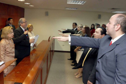 Toma de juramento de magistrados en la sede judicial de Asunción.