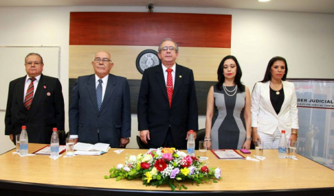 Los ministros de la máxima instancia judicial doctores José Raúl Torres Kirmser y Sindulfo Blanco encabezaron el acto.